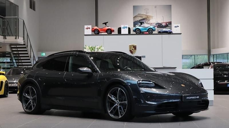 Grå Begagnad 2023 Porsche Taycan Cross Turismo Sedan | 795 000 kr (Dyr) - Bild 1/4