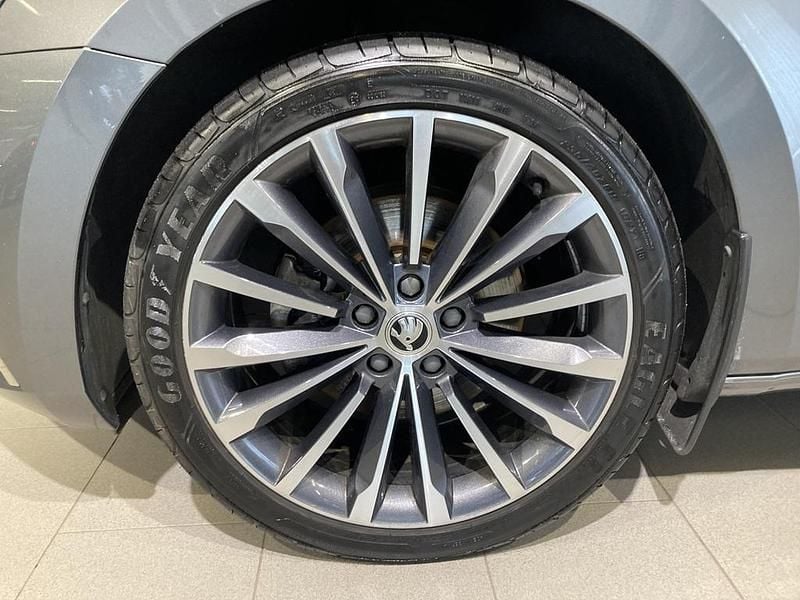 Begagnad Skoda Superb 2023 Grå Kombi