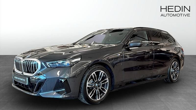 Grå Begagnad 2024 BMW 530e Comfort Edition Kombi | 688 700 kr (Lite dyr) - Bild 1/4