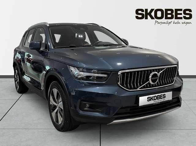 Mörkblå (blå) Begagnad 2021 Volvo XC40 Inscription SUV | 279 900 kr (Bra pris) - Bild 1/3