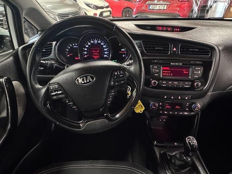 Begagnad Kia Ceed Comfort 110 HK (80 kW) 2015 Vit Halvkombi