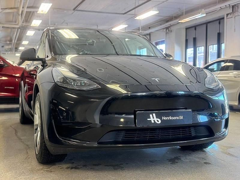 Begagnad Tesla Model Y Standard Range 250 kW (340 HK) 2022 Svart SUV