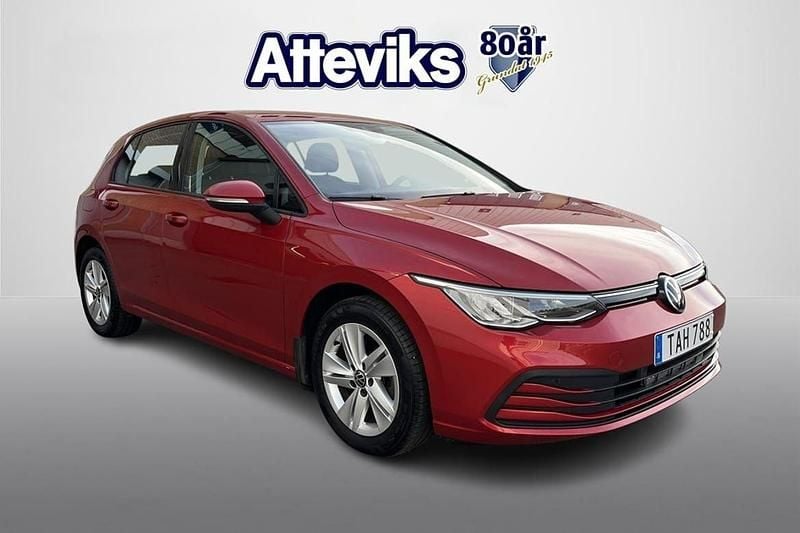 Mörkröd Begagnad 2022 VW Golf VIII Life Halvkombi | 229 900 kr (Marknadspris) - Bild 1/4