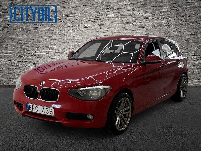 Röd Begagnad 2012 BMW 118 Comfort Edition Halvkombi | 81 900 kr (Marknadspris) - Bild 1/4