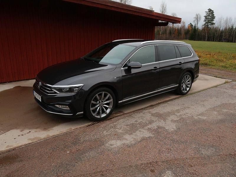 Mörkgrå (grå) Begagnad 2021 VW Passat GT Kombi | 258 000 kr (Marknadspris) - Bild 1/4
