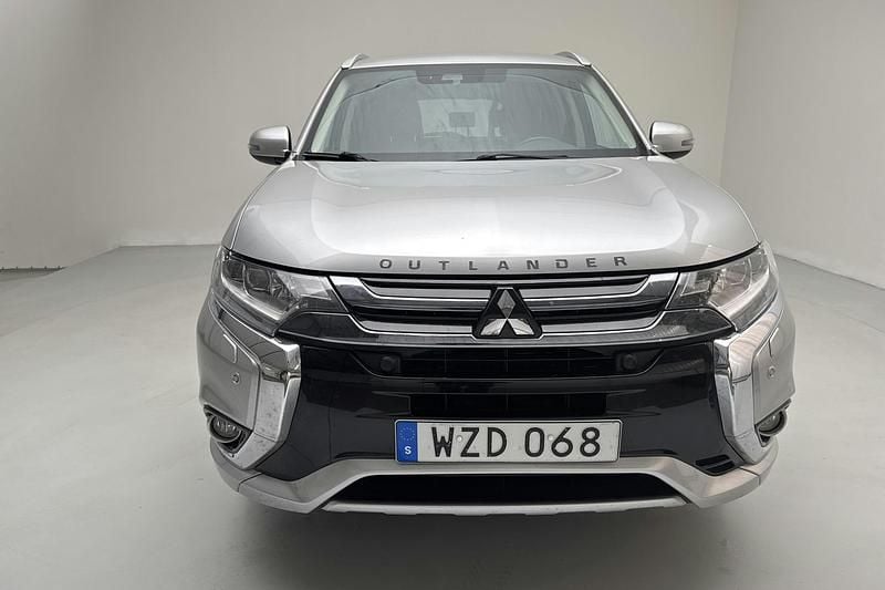 Begagnad Mitsubishi Outlander Comfort Edition 121 HK (88 kW) 2018 Silver SUV