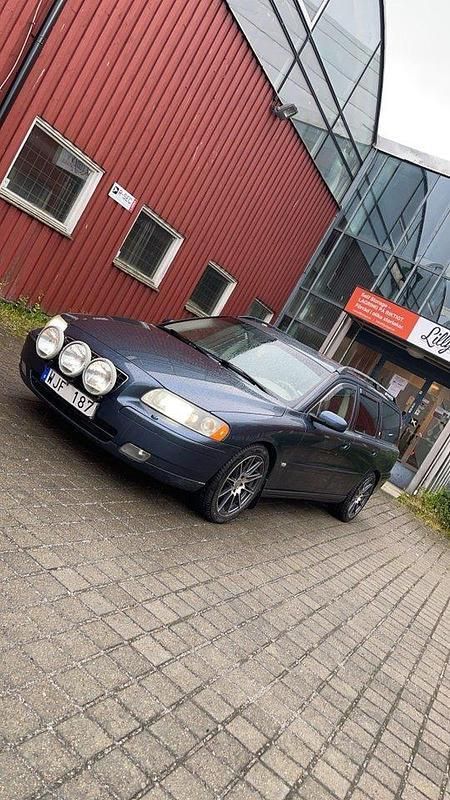 Blå Begagnad 2005 Volvo V70 Kombi | 30 000 kr (Lite dyr) - Bild 1/3
