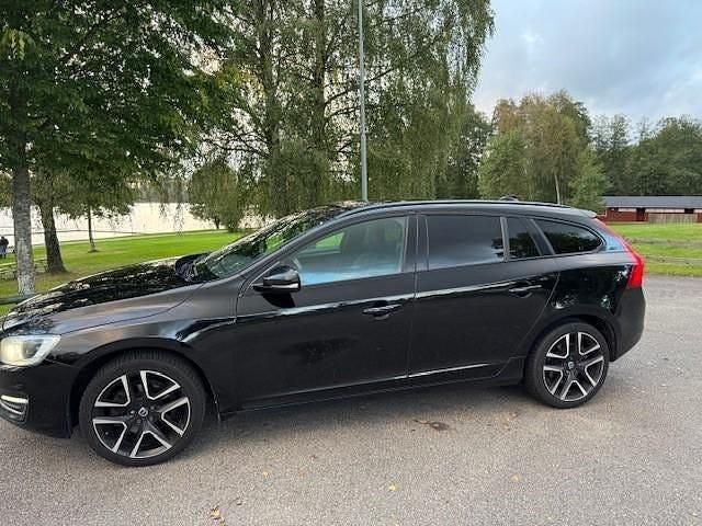 Svart Begagnad 2017 Volvo V60 Business Edition Kombi | 100 000 kr (Superpris) - Bild 1/2