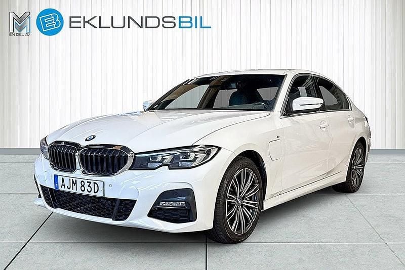 Vit Begagnad 2019 BMW 330e M Sport Sedan | 289 900 kr (Marknadspris) - Bild 1/4