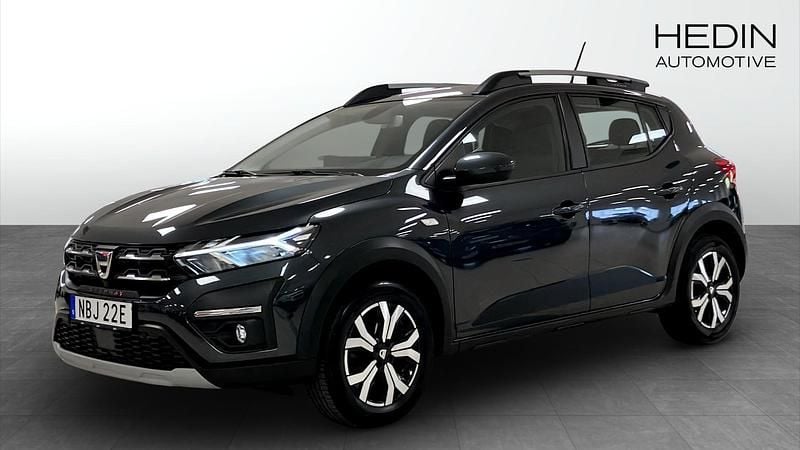 Mörkgrå (grey) Begagnad 2022 Dacia Sandero Stepway Halvkombi | 154 900 kr (Bra pris) - Bild 1/4
