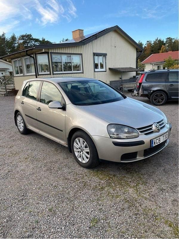 Brun Begagnad 2005 VW Golf IV Trendline Halvkombi | 15 000 kr (Bra pris) - Bild 1/4