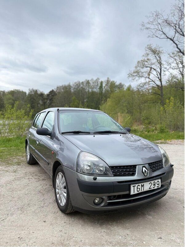 Grå Begagnad 2002 Renault Clio II Authentique Halvkombi | 16 499 kr (Marknadspris) - Bild 1/4