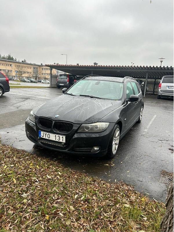 Svart Begagnad 2010 BMW 325 Comfort Edition Kombi | 80 000 kr (Marknadspris) - Bild 1/4