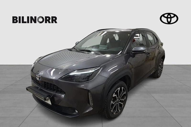 Grå Begagnad 2023 Toyota Yaris Hybrid Active SUV | 219 900 kr (Bra pris) - Bild 1/4