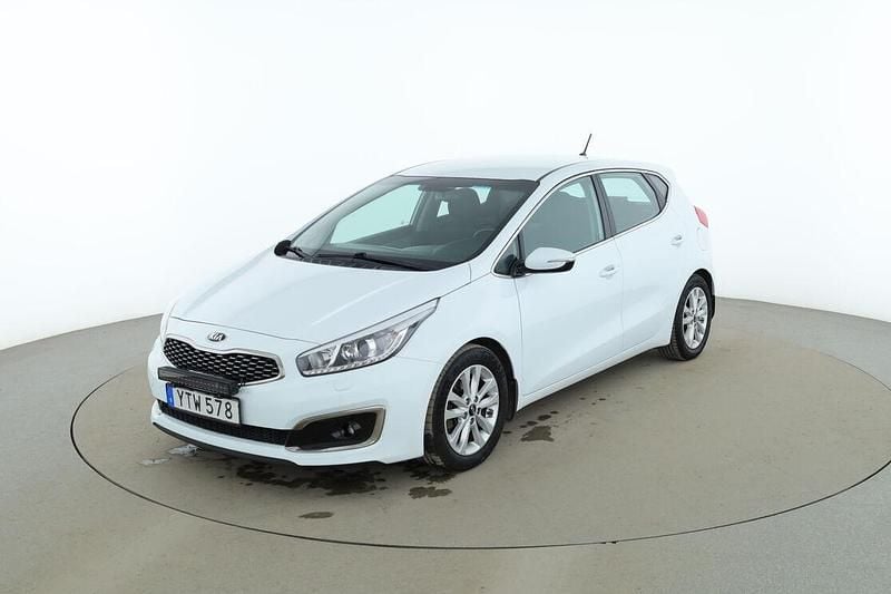 Vit Begagnad 2017 Kia Ceed Vision Halvkombi | 136 000 kr (Lite dyr) - Bild 1/3