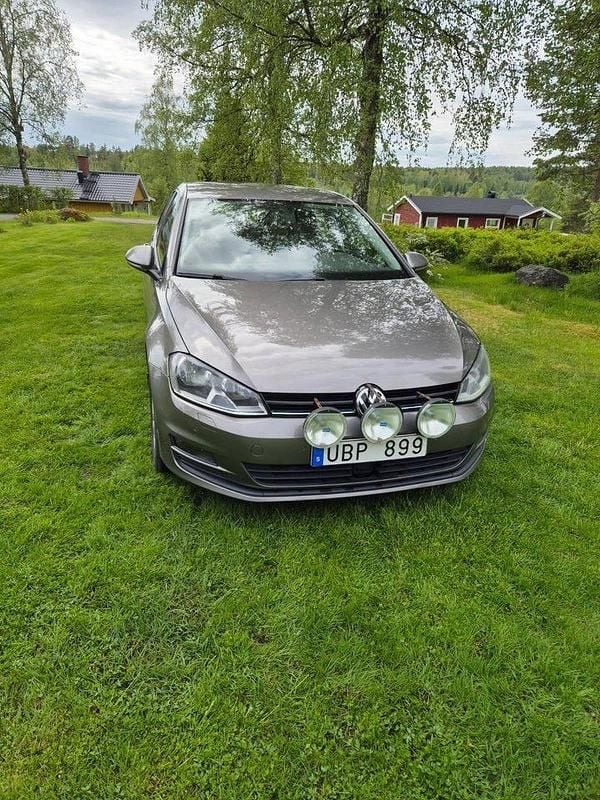 Grå Begagnad 2014 VW Golf VII Halvkombi | 63 000 kr (Superpris) - Bild 1/4