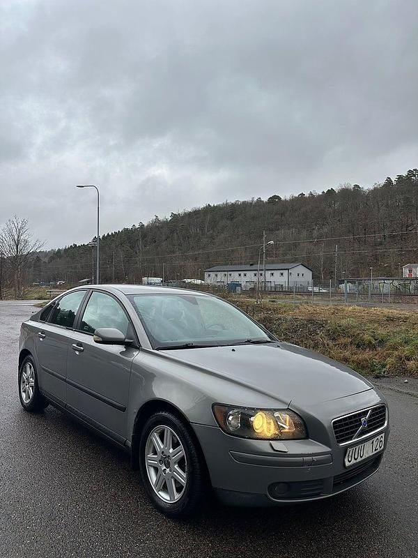 Grå Begagnad 2003 Volvo S40 Sedan | 32 000 kr (Marknadspris) - Bild 1/4