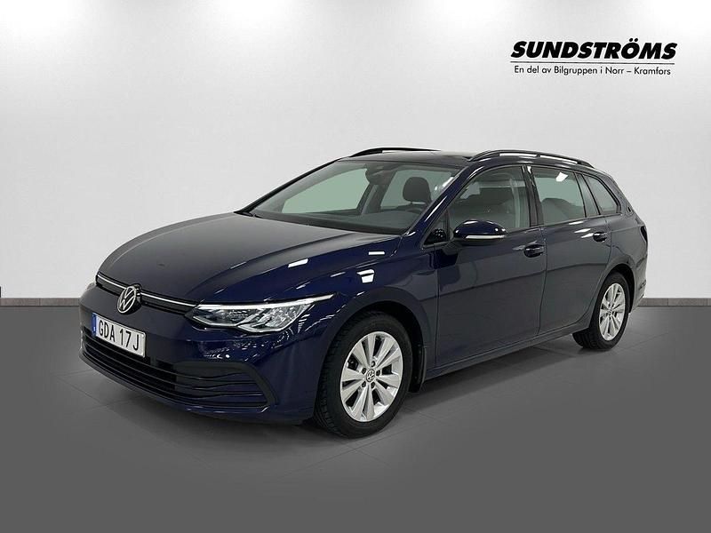 Mörkblå (blå) Begagnad 2021 VW Golf VIII Kombi | 189 900 kr (Lite dyr) - Bild 1/4