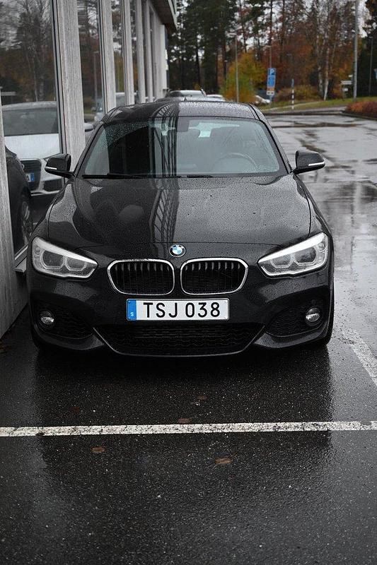 Svart Begagnad 2017 BMW 118 M Sport Halvkombi | 168 000 kr (Lite dyr) - Bild 1/4