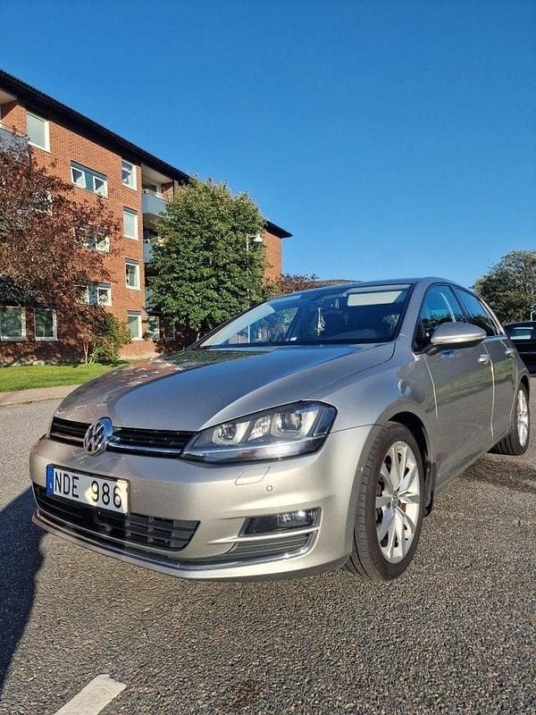 Silver Begagnad 2013 VW Golf VII Halvkombi | 129 000 kr (Lite dyr) - Bild 1/4
