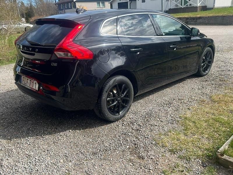 Begagnad 2015 Volvo V40 Halvkombi | 109 000 kr (Marknadspris) - Bild 1/4