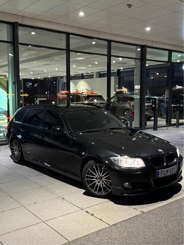 Svart Begagnad 2010 BMW 320 Kombi | 60 000 kr (Marknadspris) - Bild 1/4