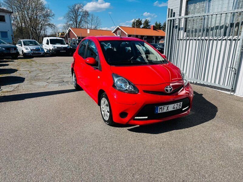 Röd Begagnad 2013 Toyota Aygo Halvkombi | 49 900 kr (Marknadspris) - Bild 1/4