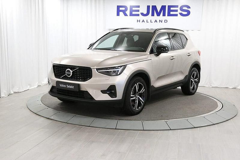 Grå Begagnad 2024 Volvo XC90 Ultra SUV | 779 500 kr (Marknadspris) - Bild 1/4