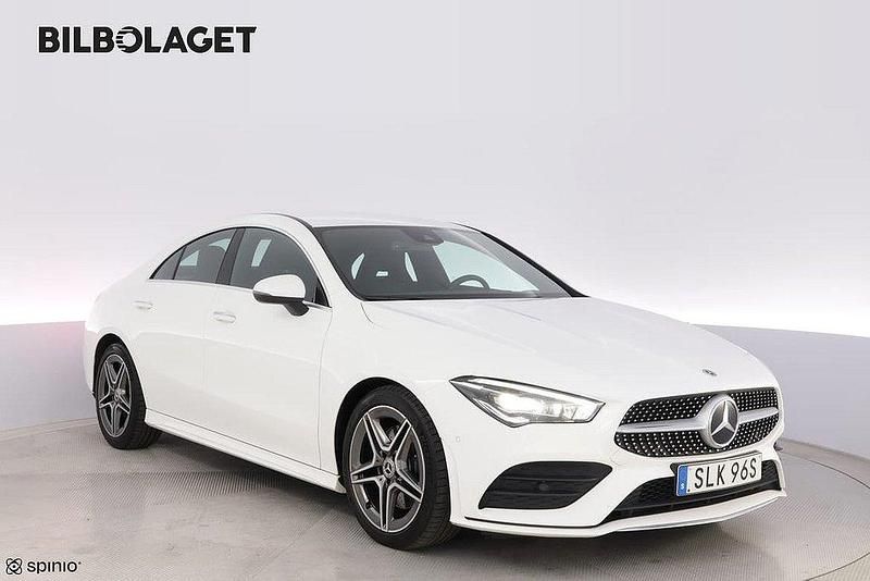 Vit Begagnad 2022 Mercedes CLA200 AMG Sportkupé | 309 800 kr (Marknadspris) - Bild 1/4