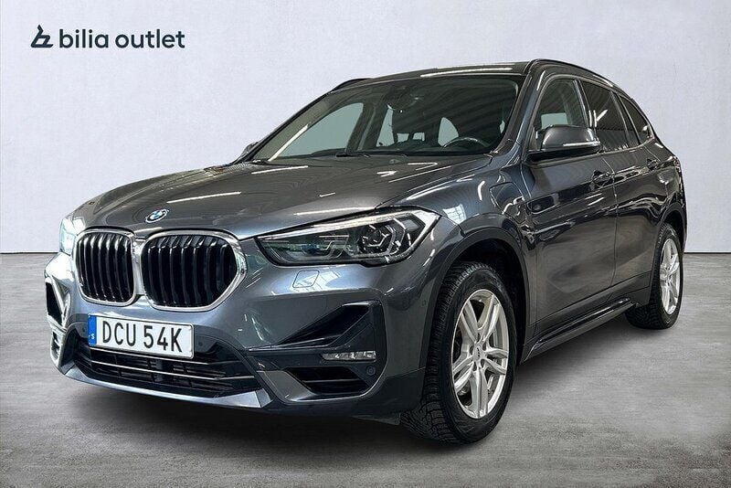 Grå Begagnad 2022 BMW X1 Sport Line SUV | 284 900 kr (Marknadspris) - Bild 1/3