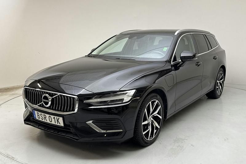 Svart Begagnad 2021 Volvo V60 Momentum Kombi | 329 000 kr (Marknadspris) - Bild 1/4