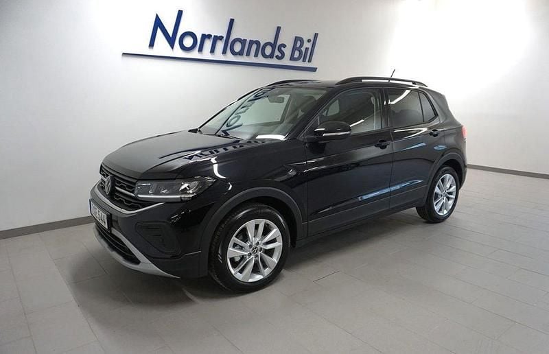 Svart (deep black pearl) Ny 2025 VW T-Cross Life SUV | 327 200 kr (Marknadspris) - Bild 1/4