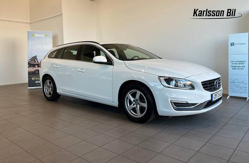 Vit Begagnad 2016 Volvo V60 Momentum Kombi | 174 900 kr (Marknadspris) - Bild 1/4