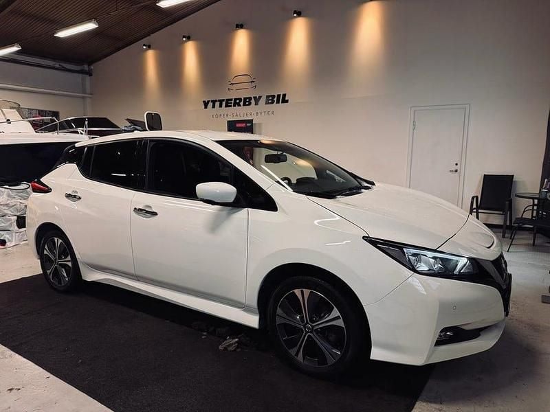Vit Begagnad 2021 Nissan Leaf N-Connecta Halvkombi | 139 900 kr (Superpris) - Bild 1/4