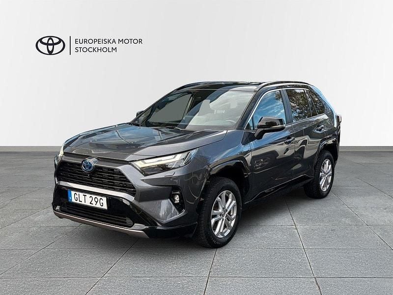 Grå (gråmetallic/svart tak) Begagnad 2022 Toyota RAV4 Hybrid Style SUV | 414 900 kr (Lite dyr) - Bild 1/3