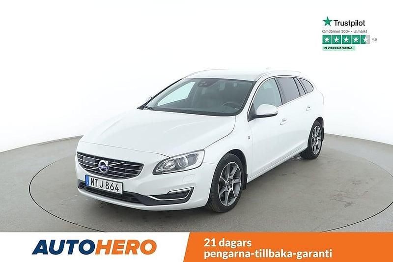Vit Begagnad 2015 Volvo V60 Momentum Kombi | 153 000 kr (Marknadspris) - Bild 1/4