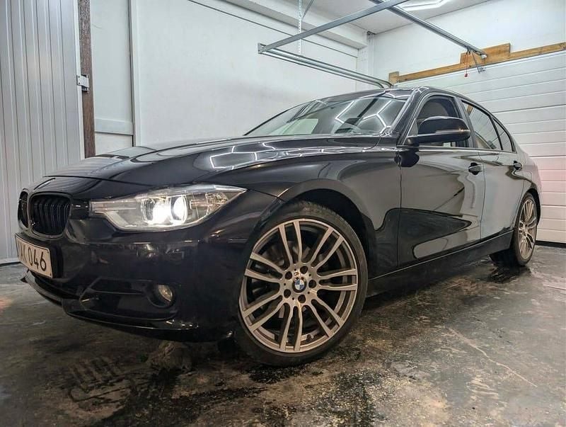 Svart Begagnad 2012 BMW 328 Sedan | 114 900 kr (Marknadspris) - Bild 1/4