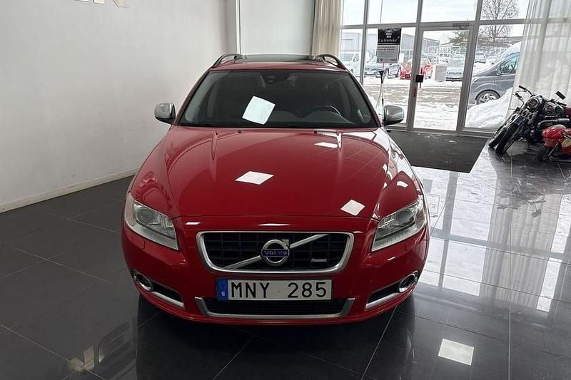 Begagnad Volvo V70 R-Design 136 HK (100 kW) 2012 Röd Kombi