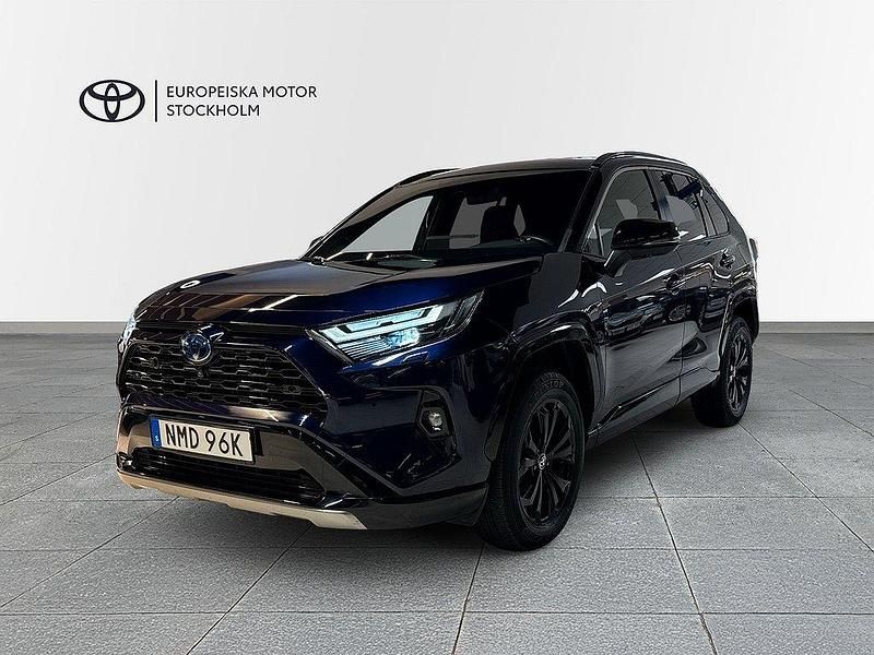 Blå Begagnad 2022 Toyota RAV4 Hybrid Style SUV | 429 900 kr (Marknadspris) - Bild 1/4