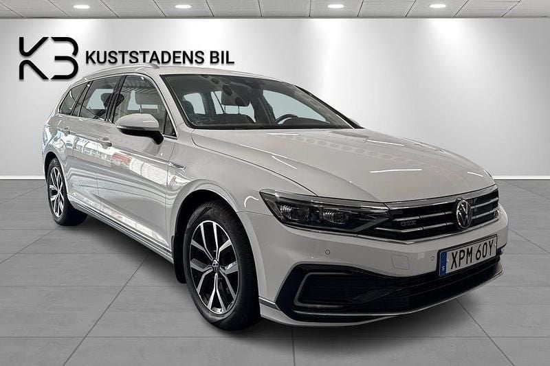 Vit Begagnad 2021 VW Passat GTE Kombi | 219 900 kr (Marknadspris) - Bild 1/4