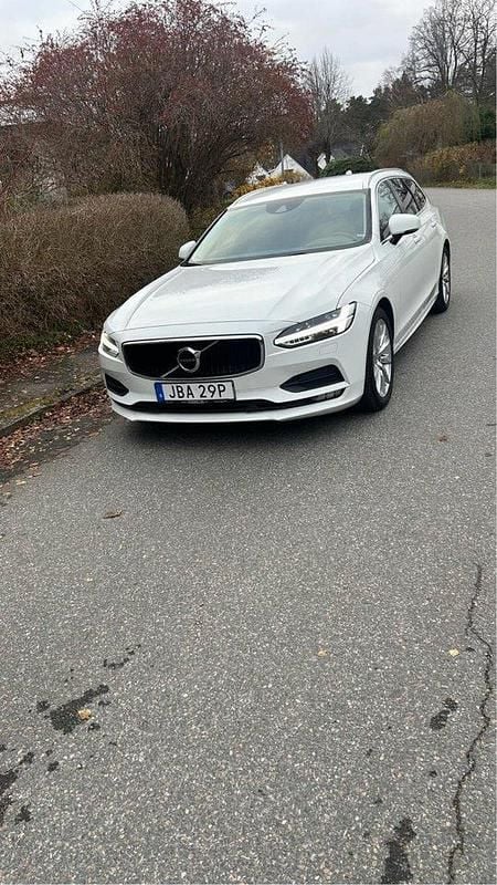 Vit Begagnad 2019 Volvo V90 Momentum Kombi | 230 000 kr (Marknadspris) - Bild 1/4