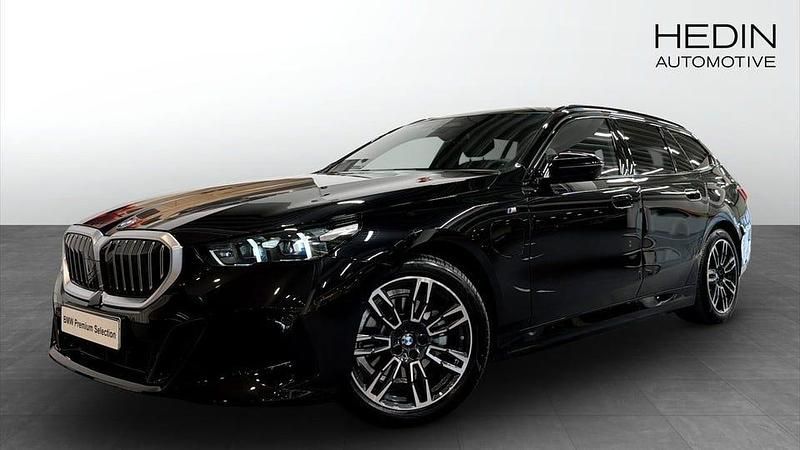 Svart Begagnad 2025 BMW 530 M Sport Kombi | 638 700 kr - Bild 1/4