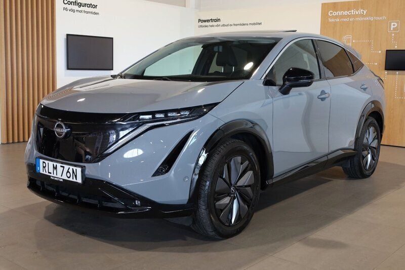 Ljusgrå Begagnad 2023 Nissan Ariya Evolve SUV | 449 900 kr - Bild 1/4