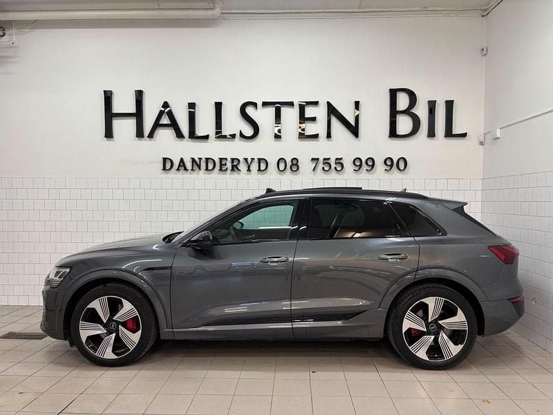 Grå Begagnad 2023 Audi Q8 e-tron S-Line SUV | 619 000 kr (Superpris) - Bild 1/4