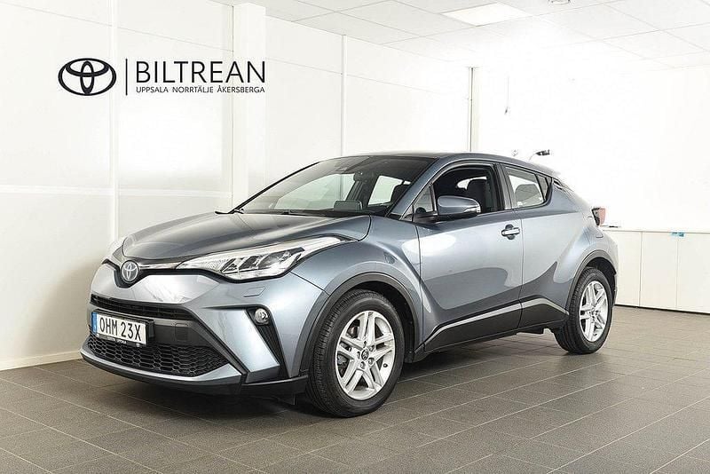 Grå Begagnad 2022 Toyota C-HR Active SUV | 268 900 kr (Marknadspris) - Bild 1/4
