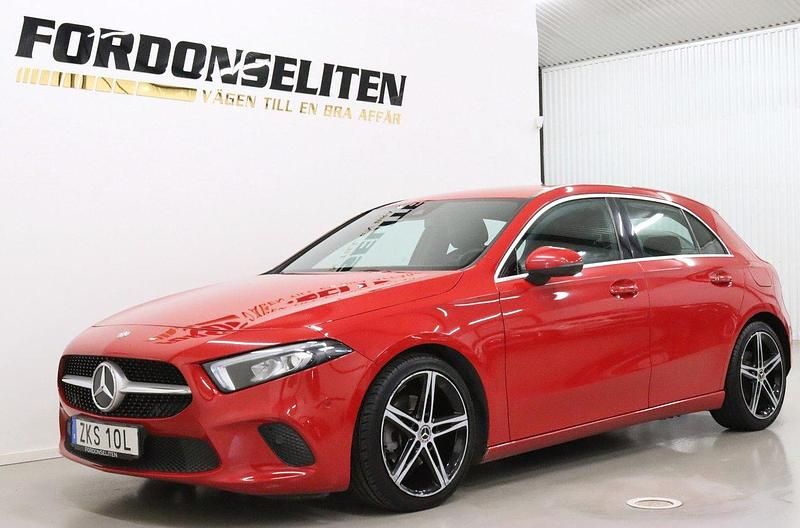 Röd Begagnad 2018 Mercedes A180 Halvkombi | 198 900 kr (Marknadspris) - Bild 1/4