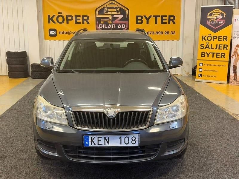 Mörkgrå Begagnad 2009 Skoda Octavia Ambiente Kombi | 39 900 kr (Bra pris) - Bild 1/4