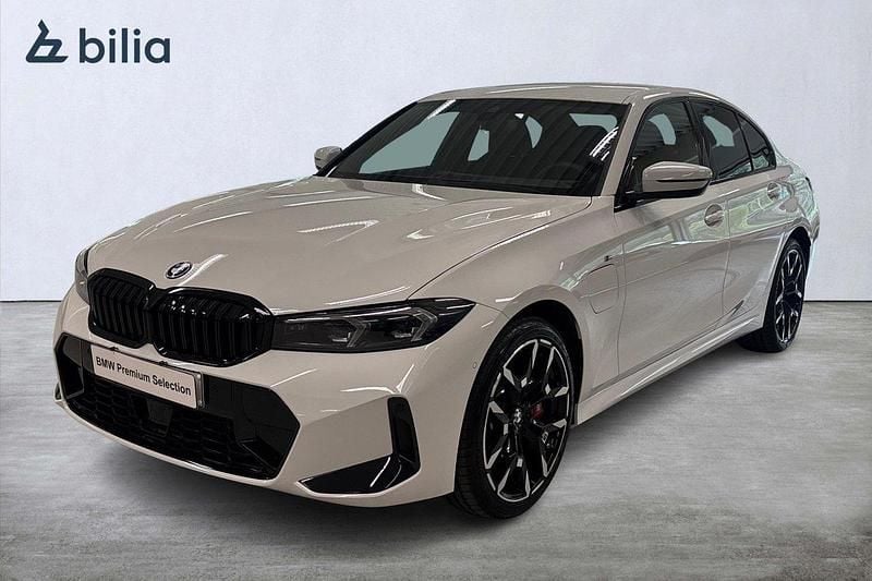 Vit Begagnad 2024 BMW 330e M Sport Sedan | 529 900 kr (Marknadspris) - Bild 1/4