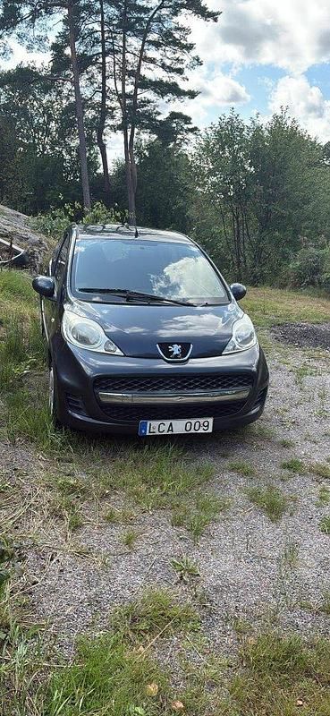 Grå Begagnad 2011 Peugeot 107 Halvkombi | 28 000 kr (Bra pris) - Bild 1/4