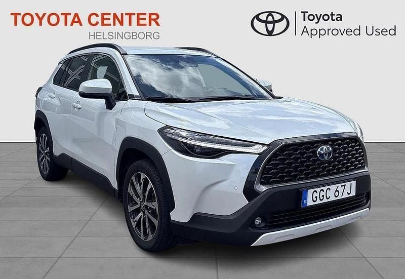 Vit Begagnad 2024 Toyota Corolla Cross Active SUV | 384 900 kr (Marknadspris) - Bild 1/3